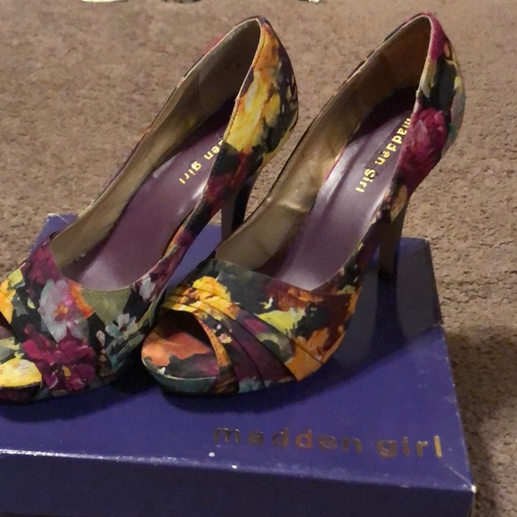 Madden Girl Peep Toe Floral Shoes - Picture 2 of 3